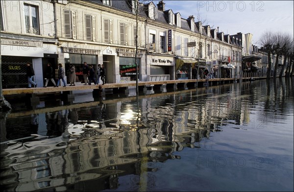 09/01/1994. INONDATIONS A SAINTES ET COURCOURY