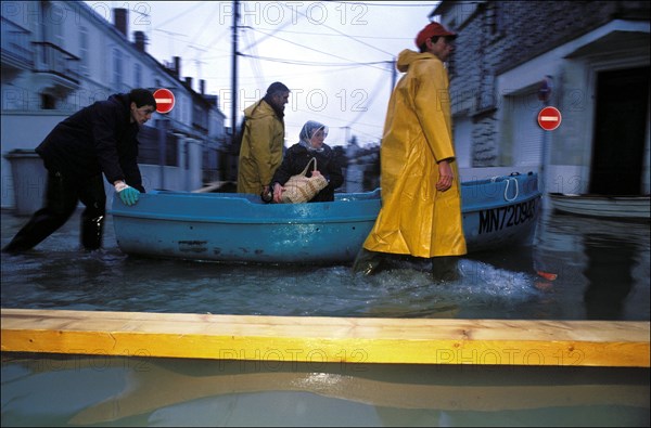 09/01/1994. INONDATIONS A SAINTES ET COURCOURY