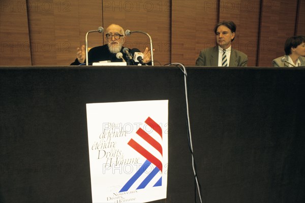 04/12/1994 : Abbe Pierre's Press conference