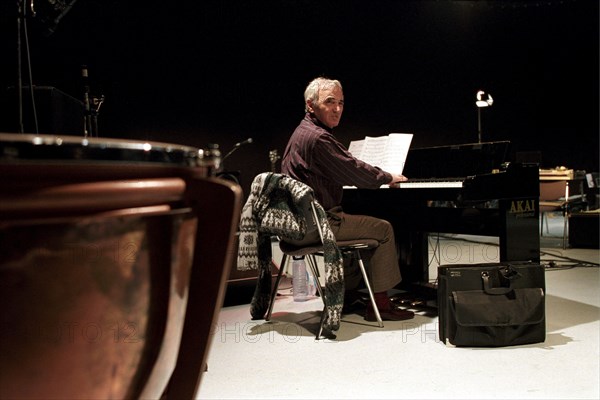 03/10/1994. CHARLES AZNAVOUR SUR SCENE : REPETITIONS AU PALAIS DES CONGRES