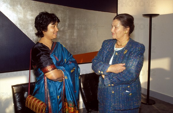 01/12/1994. PARIS : SIMONE VEIL ET TASLIMA NASREEN  AU MINISTERE DES AFFAIRES SOCIALES