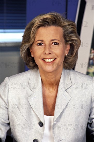 00/07/1995. CLOSE-UP CLAIRE CHAZAL, DANS SON BUREAU A T.F.1