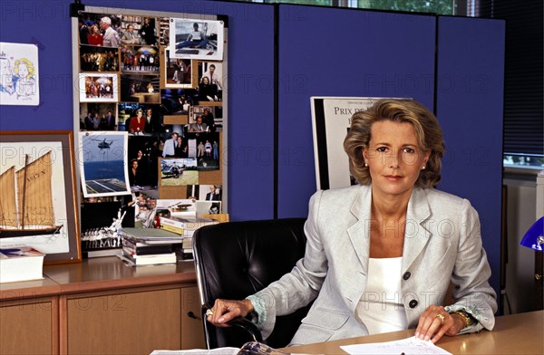 00/07/1995. CLOSE-UP CLAIRE CHAZAL, DANS SON BUREAU A T.F.1