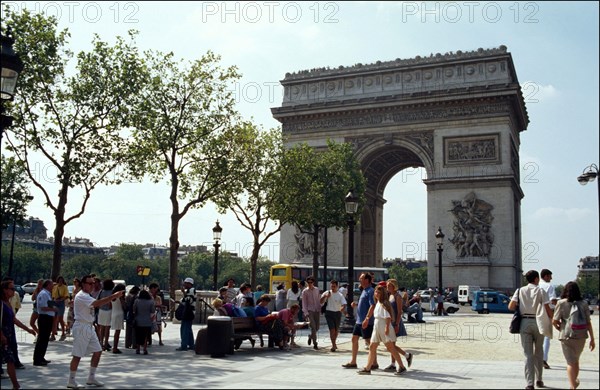 18/08/1995. LES CHAMPS-ELYSEES 24 H APRES L'ATTENTAT PLACE DE L'ETOILE