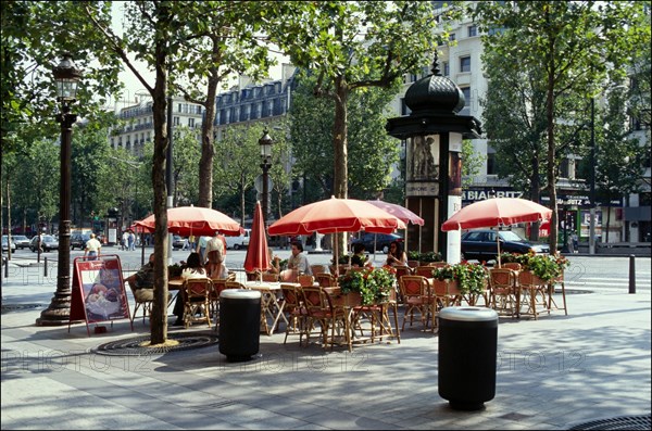 18/08/1995. LES CHAMPS-ELYSEES 24 H APRES L'ATTENTAT PLACE DE L'ETOILE