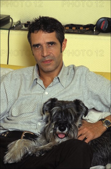 21/10/1997. CLOSE-UP JULIEN CLERC CHEZ LUI A PARIS  **EXCLUSIF **