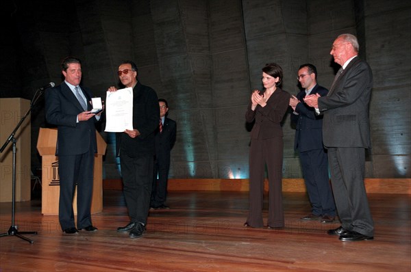 13/11/1997. J. BINOCHE RECOMPENSE ABBAS KIAROSTAMI  A L'UNESCO