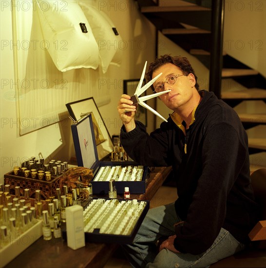 21/01/1998. P.REINOSO, DIR. ARTISTIQUE CHEZ GIVENCHY PARFUMS ET ARTISTE