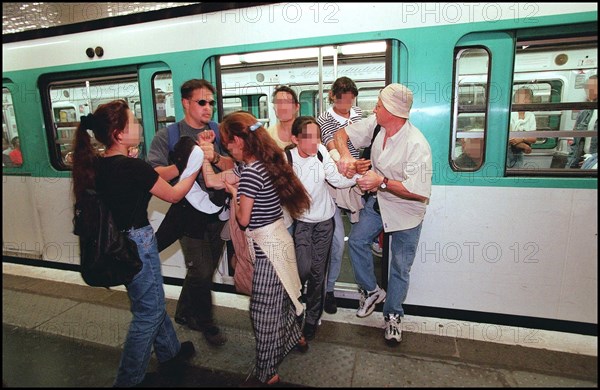 06/00/1998. S.P.S.M. Anti-Pickpocket squad in the metro.