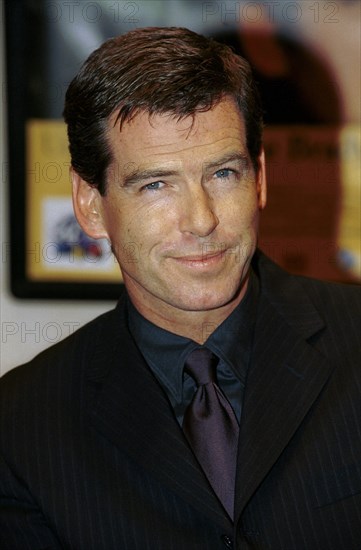 24/08/1998. PARIS: P.BROSNAN ET E.BRADY PRESENTENT  "LE NEVEU"