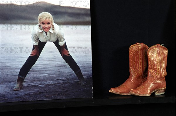 05/10/1999. LES OBJETS DE M.MONROE EXPOSES A PARIS  AVANT LEUR VENTE CHEZ CHRISTIES NYC.