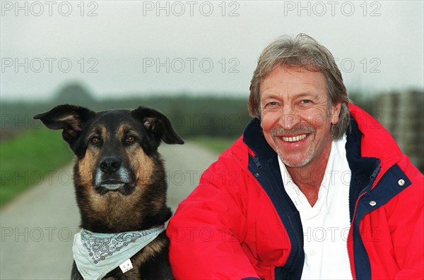 28/10/1999. CLOSE-UP HENRI DES CHEZ LUI, A ECHANDES PRES DE LAUSANNE