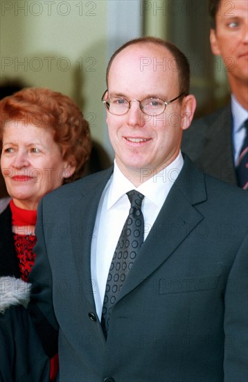 ON BEHALF OF THE RED CROSS, PRINCE ALBERT DE MONACO PROCEEDS TO CANDY DISTRIBUTION FOR THE ELDERLY OF THE PRINCIPALITY 17/11/1999