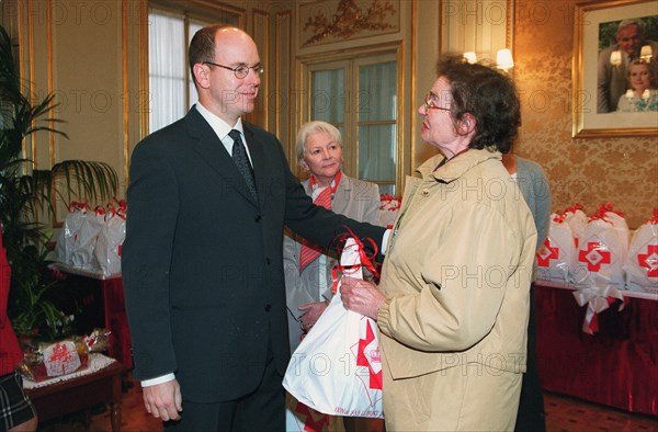 ON BEHALF OF THE RED CROSS, PRINCE ALBERT DE MONACO PROCEEDS TO CANDY DISTRIBUTION FOR THE ELDERLY OF THE PRINCIPALITY 17/11/1999