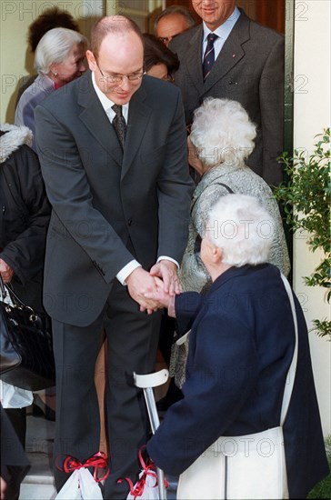 ON BEHALF OF THE RED CROSS, PRINCE ALBERT DE MONACO PROCEEDS TO CANDY DISTRIBUTION FOR THE ELDERLY OF THE PRINCIPALITY 17/11/1999