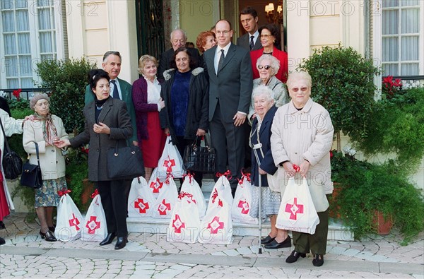 ON BEHALF OF THE RED CROSS, PRINCE ALBERT DE MONACO PROCEEDS TO CANDY DISTRIBUTION FOR THE ELDERLY OF THE PRINCIPALITY 17/11/1999