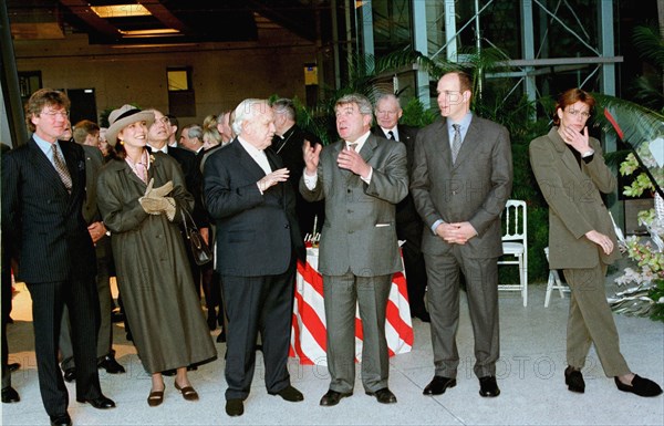 MONTE CARLO. 07/12/99. THE ROYAL FAMILY OF MONACO UNVEILS THE NEW STATION