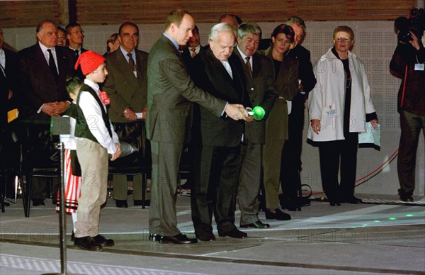 MONTE CARLO. 07/12/99. THE ROYAL FAMILY OF MONACO UNVEILS THE NEW STATION
