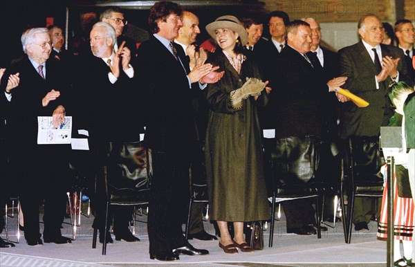 MONTE CARLO. 07/12/99. THE ROYAL FAMILY OF MONACO UNVEILS THE NEW STATION