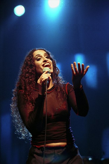 26/04/2000. LA CHANTEUSE NOA EN CONCERT A L'OLYMPIA