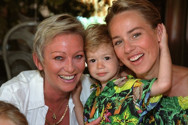 27/07/2000. EVELYNE LECLERCQ EN FAMILLE, A CANNES