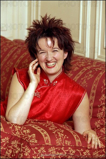 10/00/2000.  Anne Roumanoff, close up.