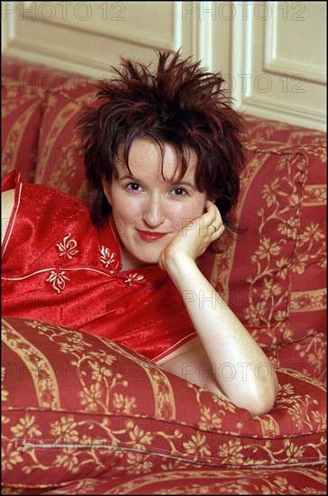 10/00/2000.  Anne Roumanoff, close up.