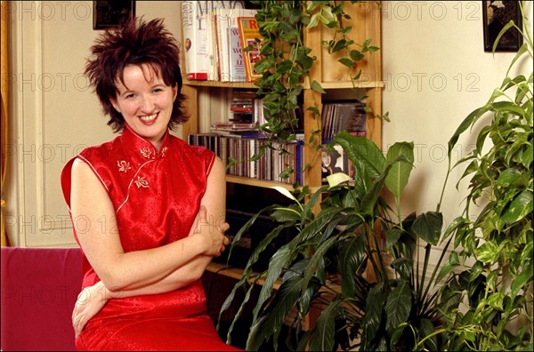 10/00/2000.  Anne Roumanoff, close up.