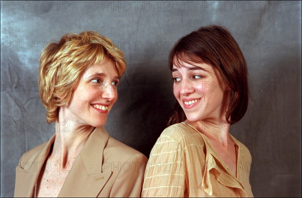 05/09/2001. Cannes film festival: Studio shot of Sandrine Kiberlain and Charlotte Gainsbourg.