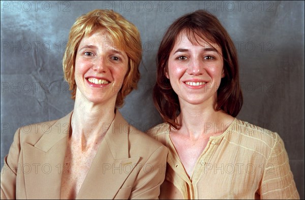 05/09/2001. Cannes film festival: Studio shot of Sandrine Kiberlain and Charlotte Gainsbourg.