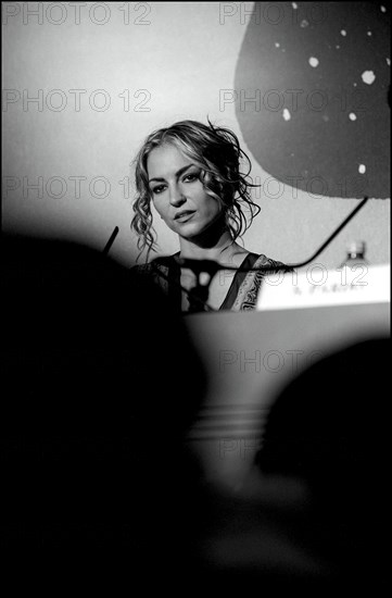 05/11/2001. 54th Cannes film festival: Press conference of Drea de Matteo for "R-xmas"