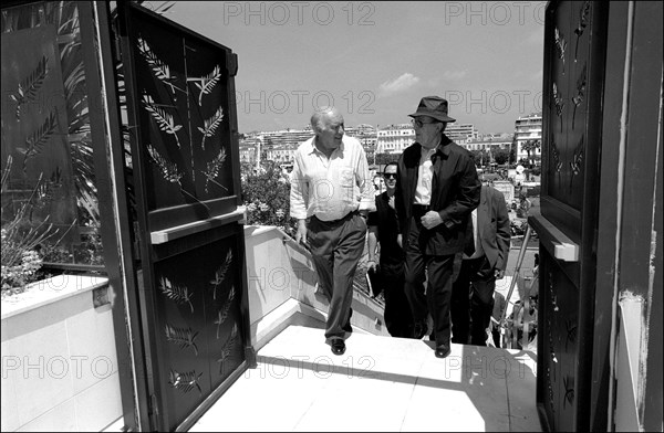 05/13/2001. 54th Cannes film festival: Press conference of "je rentre a la maison".