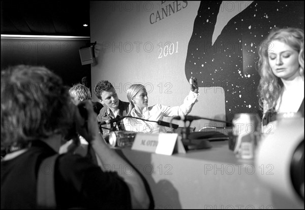 05/18/2001 54th Cannes film festival: photocall & press conference of "Human Nature"