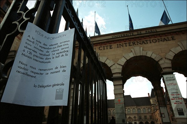 09/14/2001. Paris: Three minutes of silence in tribute to the victims of hijacked plane attacks on the USA at the Cité Universitaire.