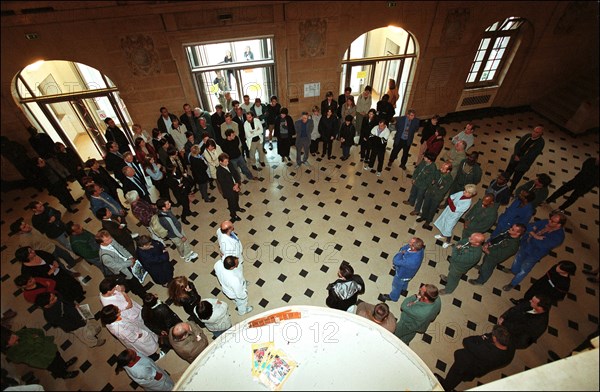 09/14/2001. Paris: Three minutes of silence in tribute to the victims of hijacked plane attacks on the USA at the Cité Universitaire.