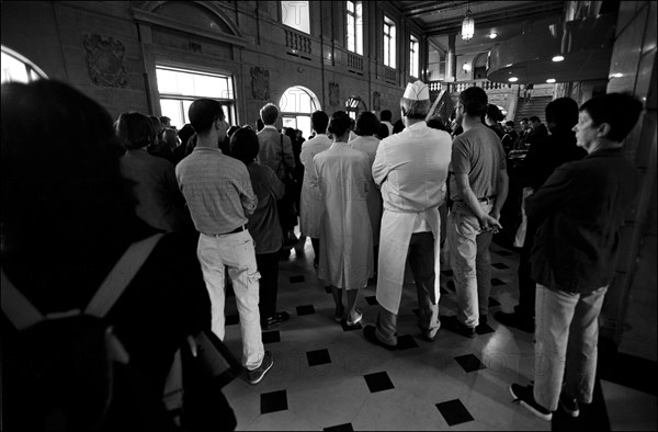 09/14/2001. Paris: Three minutes of silence in tribute to the victims of hijacked plane attacks on the USA at the Cité Universitaire.