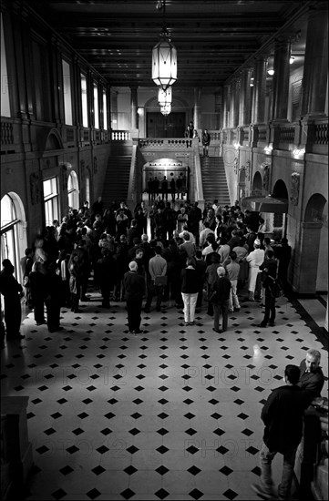 09/14/2001. Paris: Three minutes of silence in tribute to the victims of hijacked plane attacks on the USA at the Cité Universitaire.