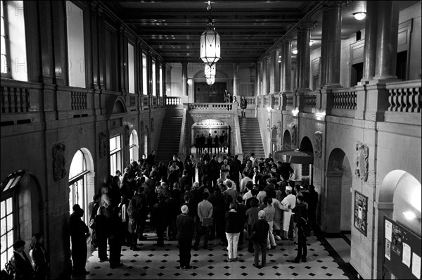 09/14/2001. Paris: Three minutes of silence in tribute to the victims of hijacked plane attacks on the USA at the Cité Universitaire.