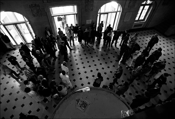 09/14/2001. Paris: Three minutes of silence in tribute to the victims of hijacked plane attacks on the USA at the Cité Universitaire.