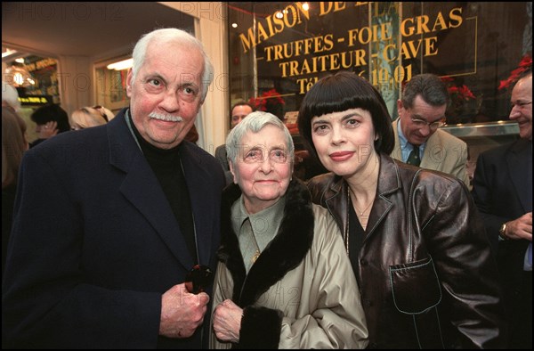 12/02/2001. Stars galore at the 'Nouvelle etoile' association fundraiser in the Madeleine neighborhood, Paris