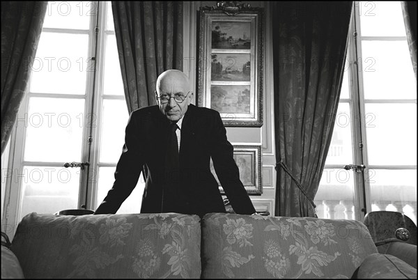 02/06/2002.  Close-up of the lawyer Francois Gibault at home.