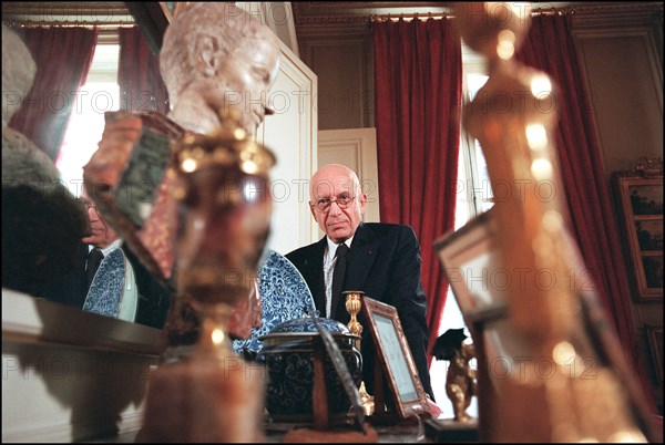 02/06/2002.  Close-up of the lawyer Francois Gibault at home.