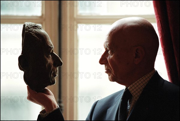 02/06/2002.  Close-up of the lawyer Francois Gibault at home.