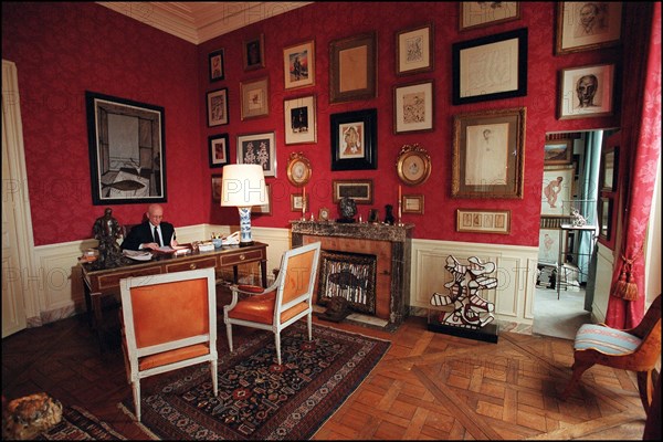 02/06/2002.  Close-up of the lawyer Francois Gibault at home.