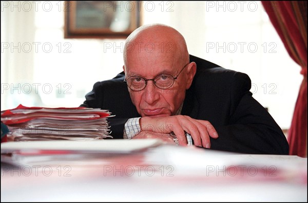 02/06/2002.  Close-up of the lawyer Francois Gibault at home.