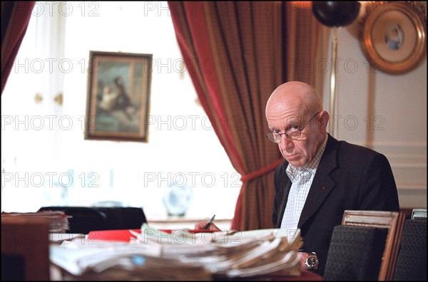 02/06/2002.  Close-up of the lawyer Francois Gibault at home.