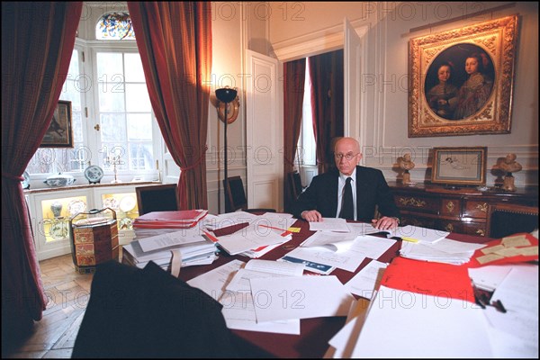 02/06/2002. EXCLUSIVE: Close-up of the lawyer Francois Gibault at home.