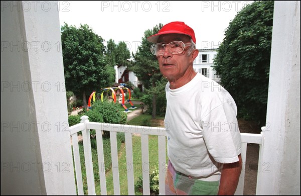 06/00/2000.  Close-up Andre Courreges at home.