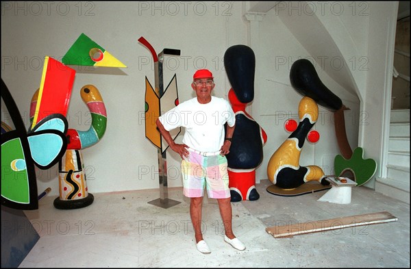 06/00/2000.  Close-up Andre Courreges at home.