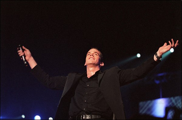 03/20/2002.  Garou and Celine Dion performs at Bercy.